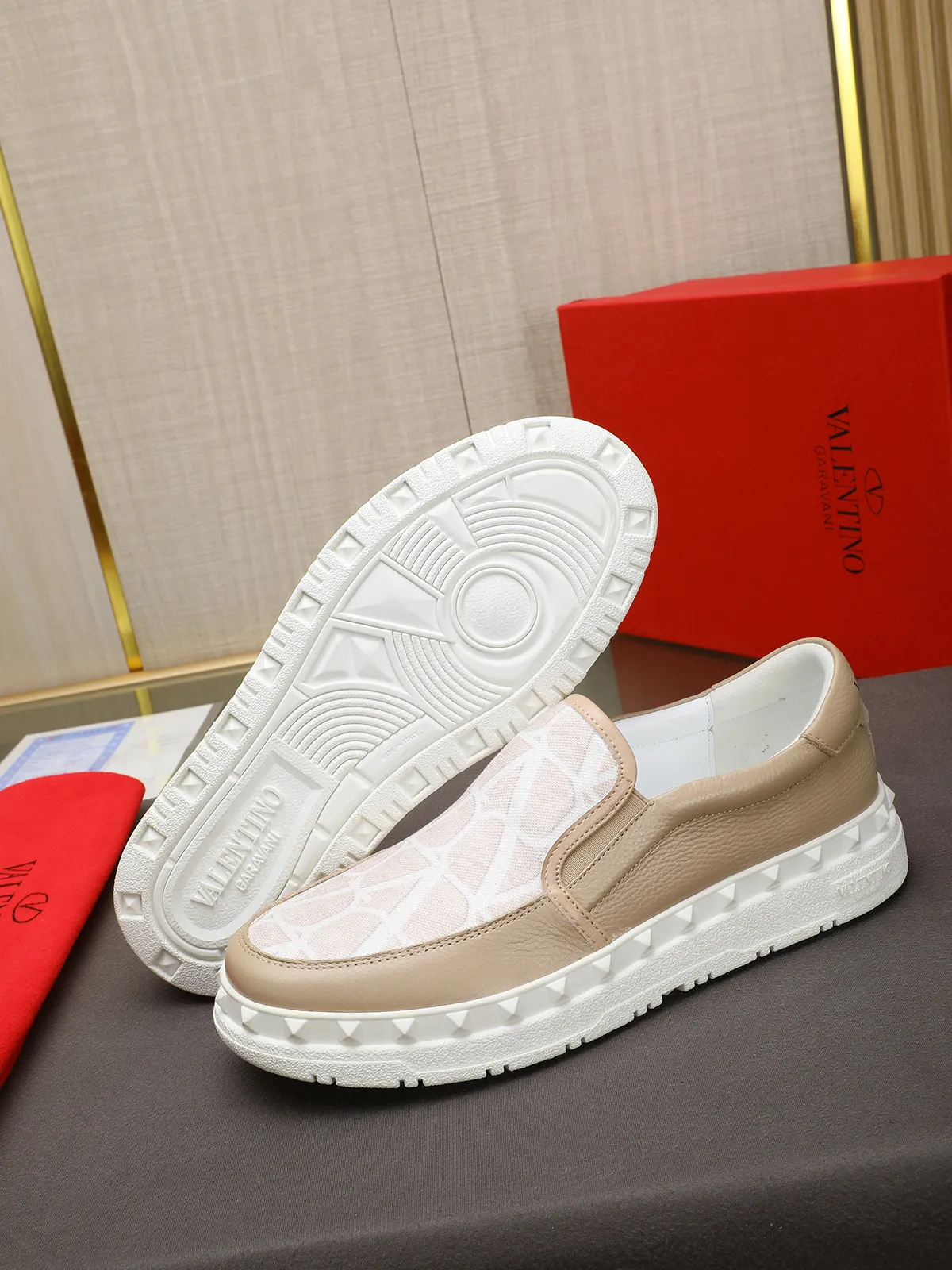 Men's shoes 💰440 Valentino "VALENTINO" hot sale ❤️ Counters ship at the same time 1:1 👏 Imported cowhide + waterproof fabric + leather lining 🐂 Casual fashion shoes Exquisite workmanship Original original outsole 38-44 (45 customized, non-refundable)